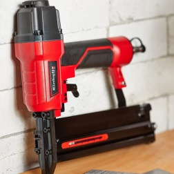 Einhell TC-PN 50 Graffettatrice pneumatica (pressione 8.3 bar, lungh. Graffette min 13 mm, lungh. Graffette max 40 mm, larghezza graffette 5.7 mm, incl. 1500 graffette e 2000 chiodi)